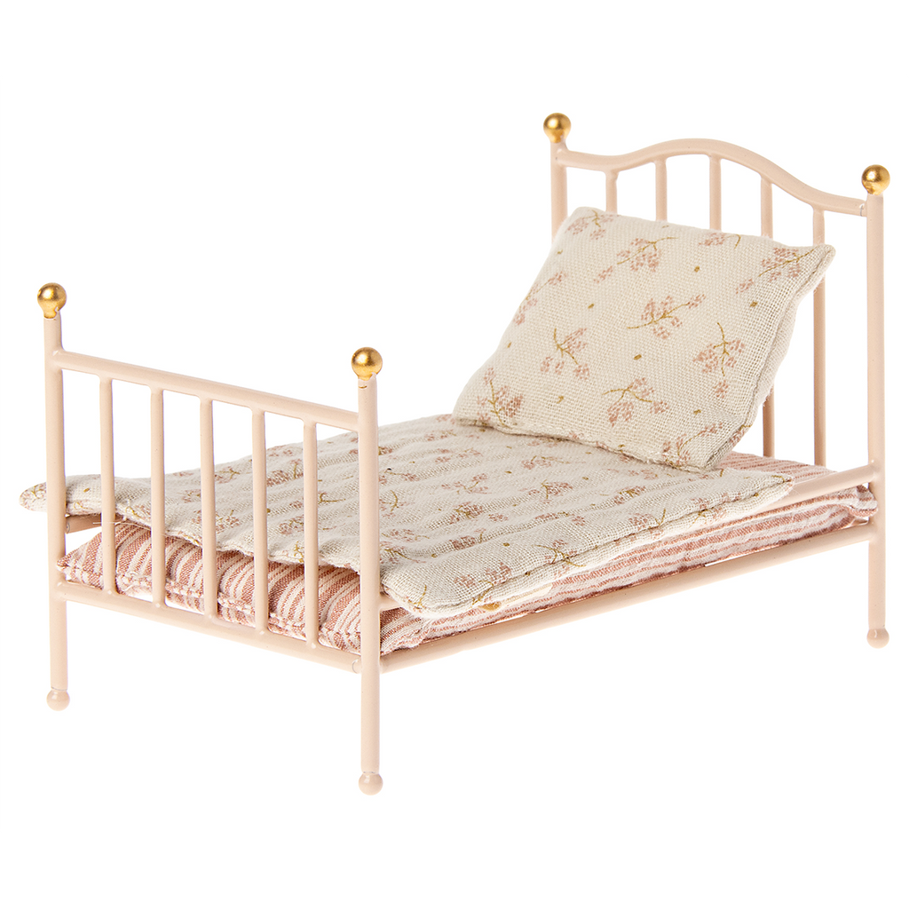 Mouse Vintage Bed Rose (Includes Bedding)
