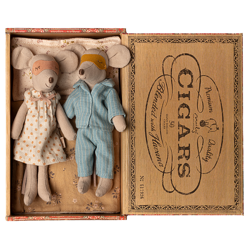 Mom & Dad Mice in Cigarbox